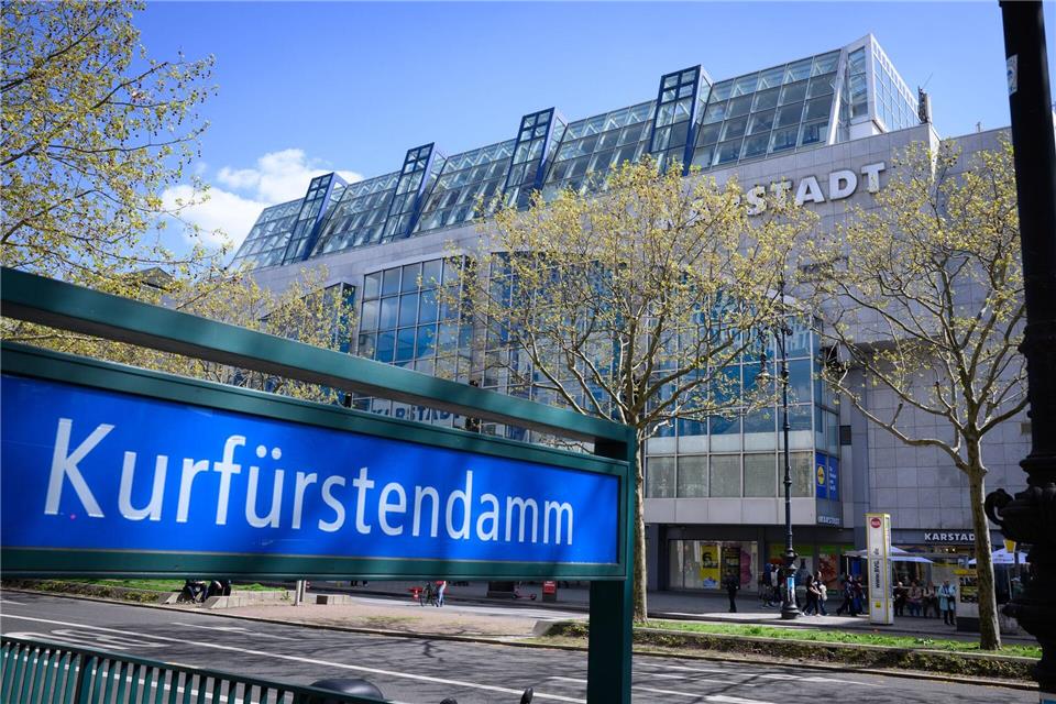 Die Polizei fahndet nach einem Einbrecher, der am Kurfürstendamm mit einem Auto in die Tür eines Luxus-Modegeschäfts gefahren ist. (Illustration)Bernd von Jutrczenka/dpa