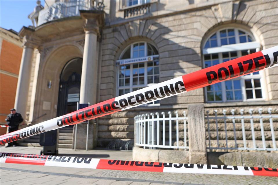 Die Polizei fahndet nach einer Geldautomatensprengung in Quedlinburg nach den Tätern.Matthias Bein/dpa