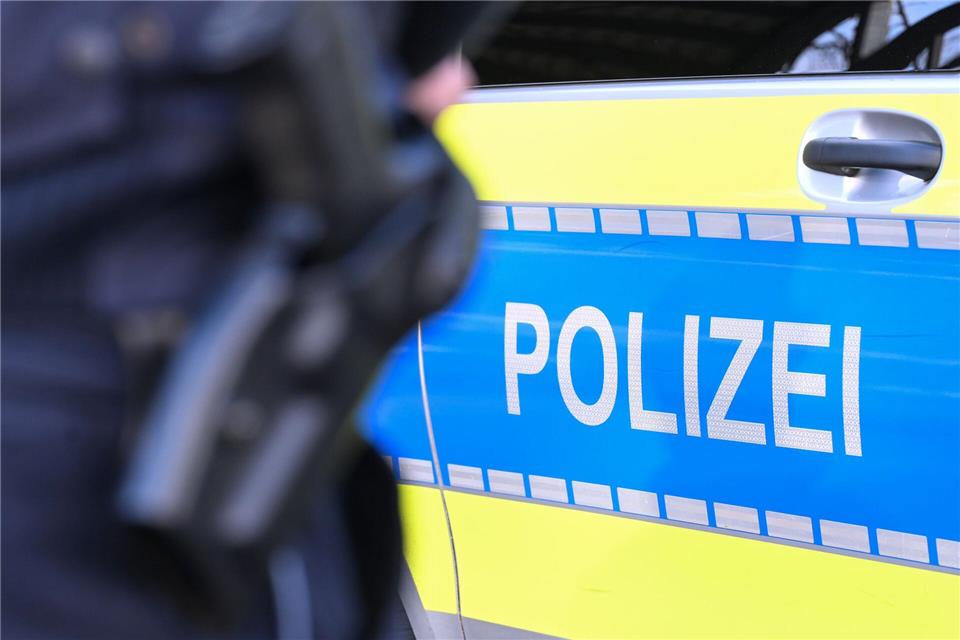 Die Polizei fahndet weiterhin nach dem 20-jährigen Tatverdächtigen. (Symbolbild)Bernd Weißbrod/dpa