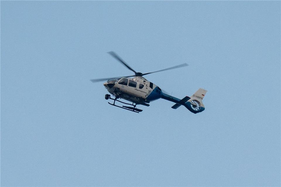 Die Polizei fahndete mit einem Polizeihubschrauber nach den mutmaßlichen Tätern. (Symbolbild)Armin Weigel/dpa