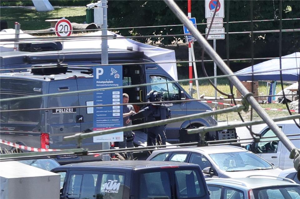 Die Polizei fand bei Durchsuchungen einen verdächtigen Gegenstand, der sich später aber als ungefährlich herausstellte.Förster/swd-medien/dpa
