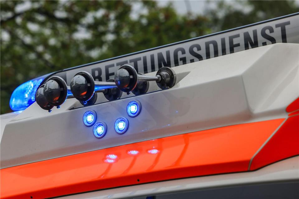 Die Polizei fand den 23-Jährigen mit mehreren Stich- und Schnittverletzungen. (Symbolbild)Oliver Berg/dpa