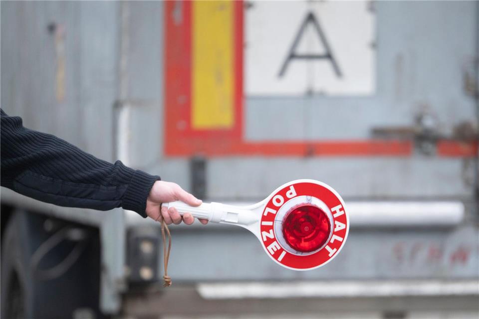 Die Polizei fand harte Drogen im Lastwagen. (Symbolbild)Marijan Murat/dpa