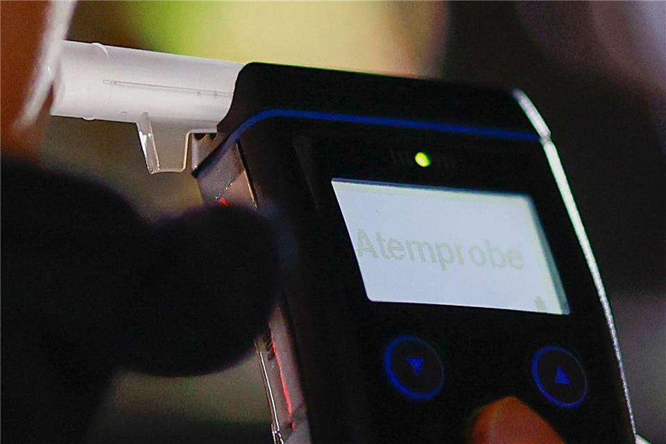 Betrunkener Autofahrer prallt gegen Leitplanke Die Polizei führt bei dem Autofahrer einen Alkoholtest durch. (Symbolbild)Heiko Becker/dpa