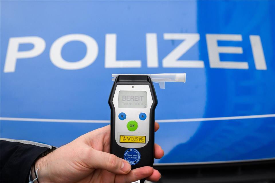 Die Polizei führt bei dem gestürzten Radfahrer einen Alkoholtest durch. (Symbolbild)Julian Stratenschulte/dpa