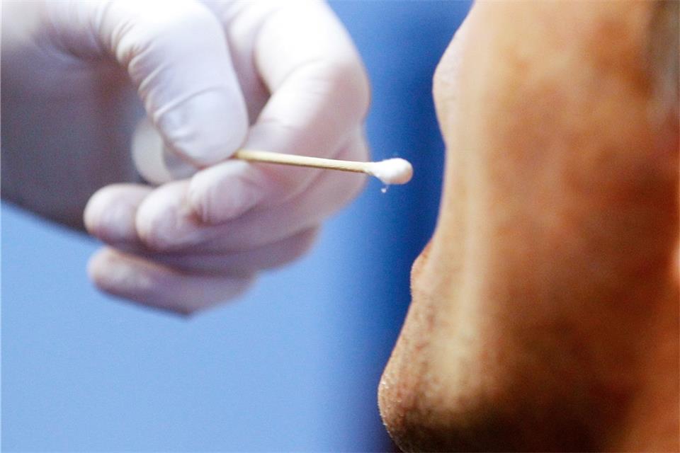 Jugendliche 1991 ermordet: DNA-Massentest „gut angelaufen“ Die Polizei führt einen DNA-Speicheltest bei einem Mann durch.