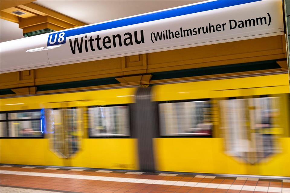 Die Polizei führte Waffenkontrollen entlang der U8 durch. (Symbolbild)Fabian Sommer/dpa