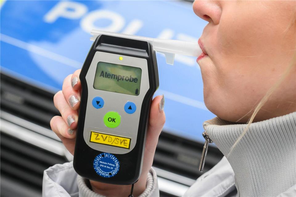 Betrunkene Frau fährt rückwärts auf B10 und rammt Auto Die Polizei führte bei der Autofahrerin einen Atemalkoholtest durch. (Symbolbild)Julian Stratenschulte/dpa