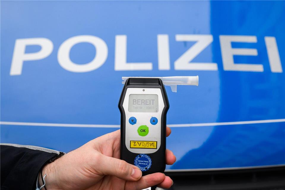 Die Polizei führte einen Atemalkoholtest bei dem Betrunkenen durch. (Symbolbild)Julian Stratenschulte/dpa