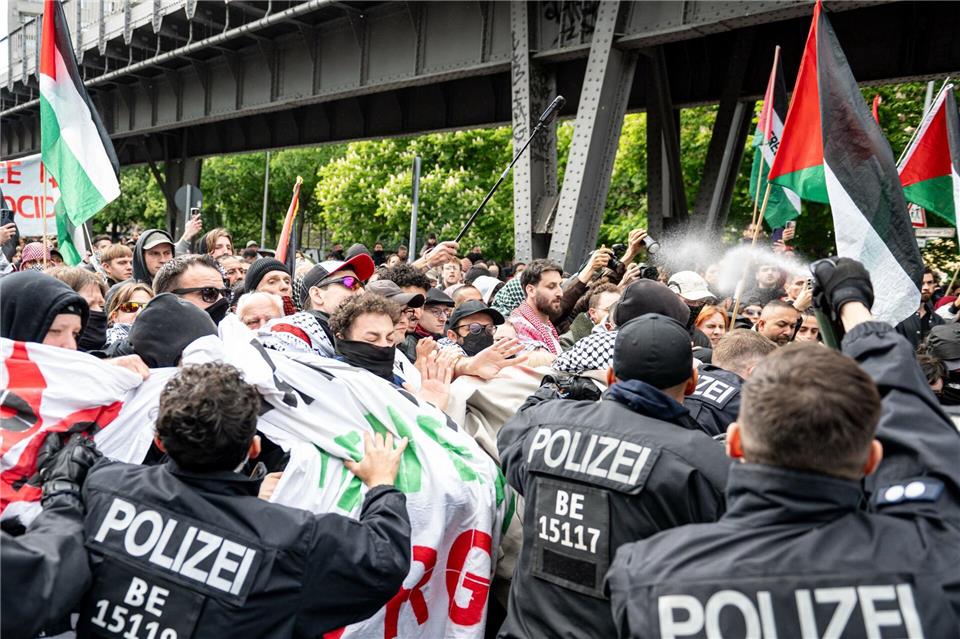 Die Polizei geht bei der Demonstration mit Reizspray in die Menge.Fabian Sommer/dpa