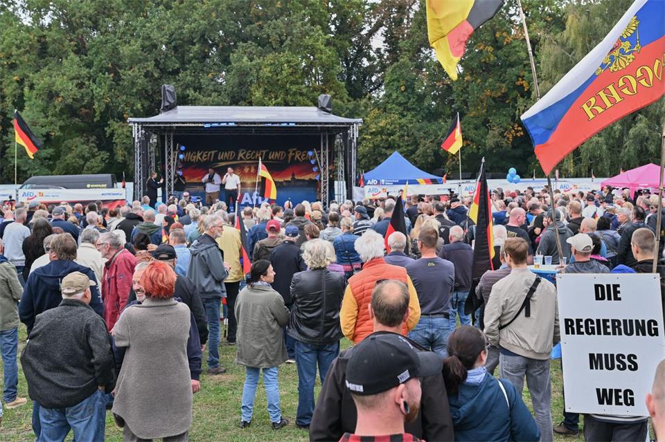 Die Polizei geht dem Verdacht nach, dass eine übel riechende Substanz auf dem Gelände der AfD-Veranstaltung am 3. Oktober ausgebracht wurde. Menschen klagten über gesundheitliche Beschwerden. (Archivbild)Patrick Pleul/dpa