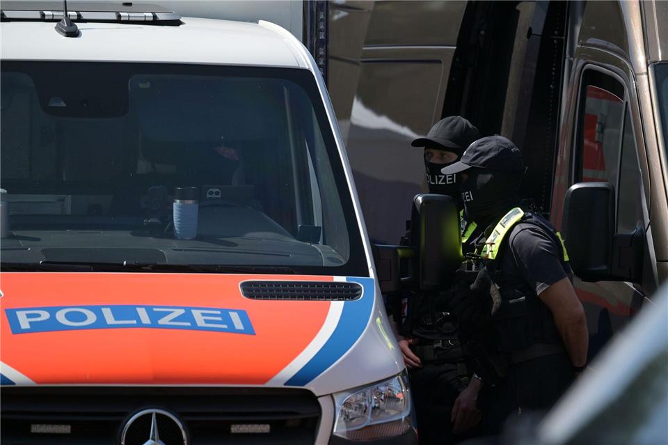 Die Polizei geht gegen ein illegales Drogenlabor in Ludwigsfelde bei Berlin vor. Michael Bahlo/dpa