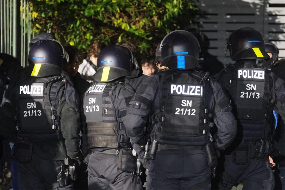 Die Polizei geht nach dem Ende der Demonstration von „Gen Z regelt“ im Leipziger Süden gegen Randalierer vor. Sebastian Willnow/ dpa/dpa
