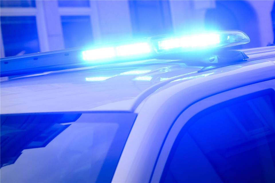 Die Polizei geht nach dem Unfall von einem hohen Sachschaden aus. (Symbolbild)Julian Stratenschulte/dpa