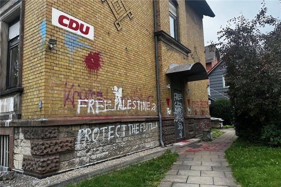 Die Polizei geht nach den Farbschmierereien an Partei-Gebäuden in Göttingen von politisch motivierten Taten aus. --/Wahlkreisbüro Fritz Güntzler, MdB/dpa