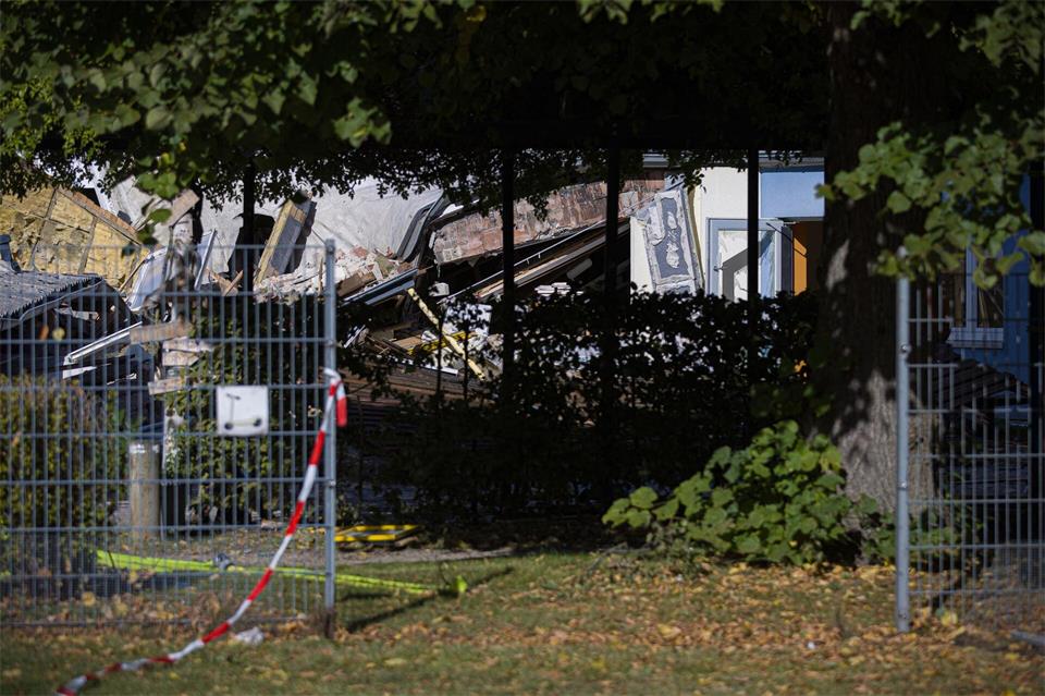 Die Polizei geht von einer Gasexplosion als möglicher Ursache aus. Moritz Frankenberg/dpa