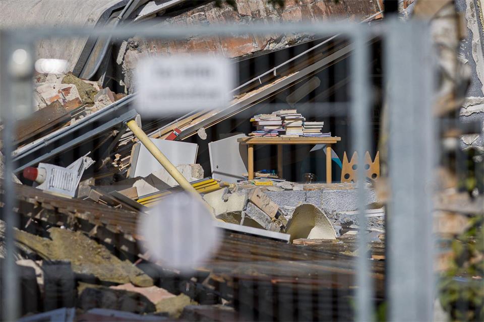 Die Polizei geht von einer Gasexplosion als möglicher Ursache aus. Moritz Frankenberg/dpa
