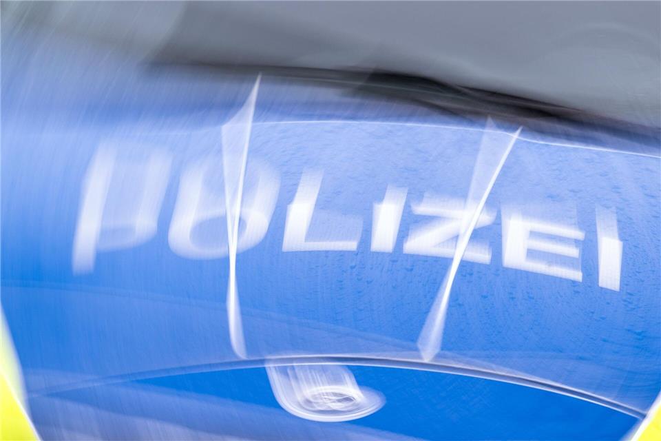 Die Polizei griff ein, weil ein Jugendlicher in Potsdam mit einem Polizei-Shirt unterwegs war.  (Symbolbild)Soeren Stache/dpa