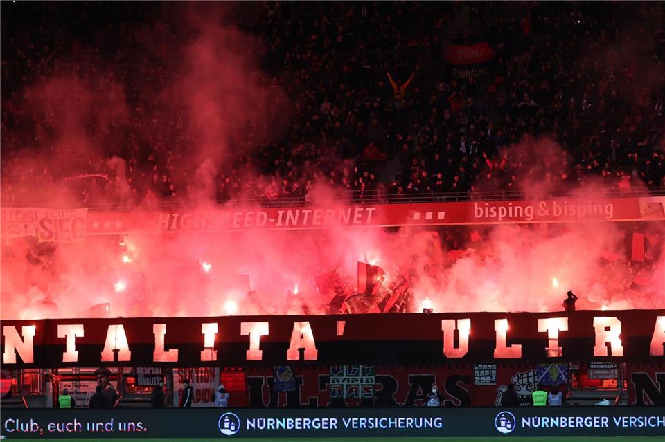 Die Polizei hat Wohnungen von Mitgliedern der Ultra-Szene in Nürnberg und Köln durchsucht. (Symbolbild) Daniel Karmann/dpa