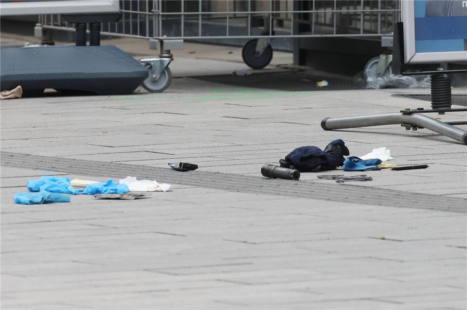 Die Polizei hat auf einer belebten Einkaufsstraße in Düsseldorf einen bewaffneten Mann niedergeschossen und schwer verletzt. David Young/dpa