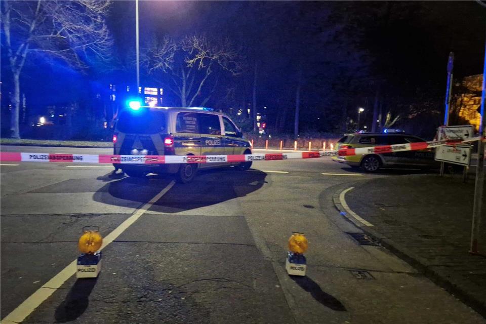 Die Polizei hat das Gebiet rund um die Bushaltestelle abgesperrt.Carolin Eckenfels/dpa