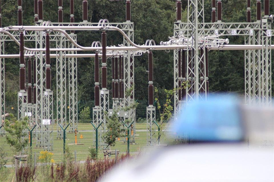 Die Polizei hat das Gelände eines Umspannwerks in Ganderkesee im niedersächsischen Landkreis Oldenburg untersucht.Kai Moorschlatt/dpa