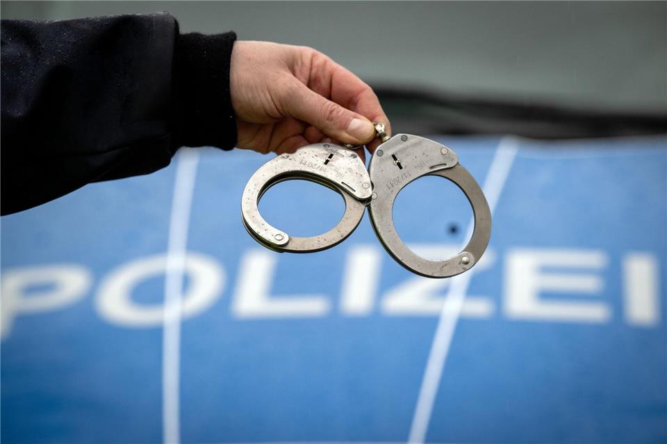 Die Polizei hat den Mann in Untersuchungshaft genommen. (Symbolbild)Soeren Stache/dpa