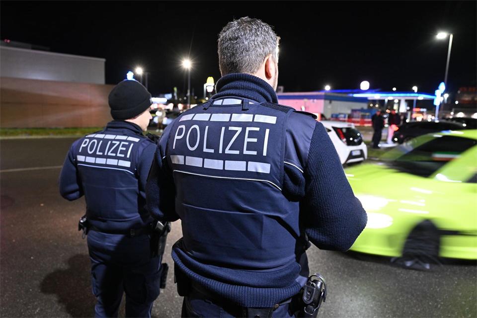 Die Polizei hat den Sportwagen des 22-Jährigen sichergestellt. (Symbolbild)Felix Kästle/dpa