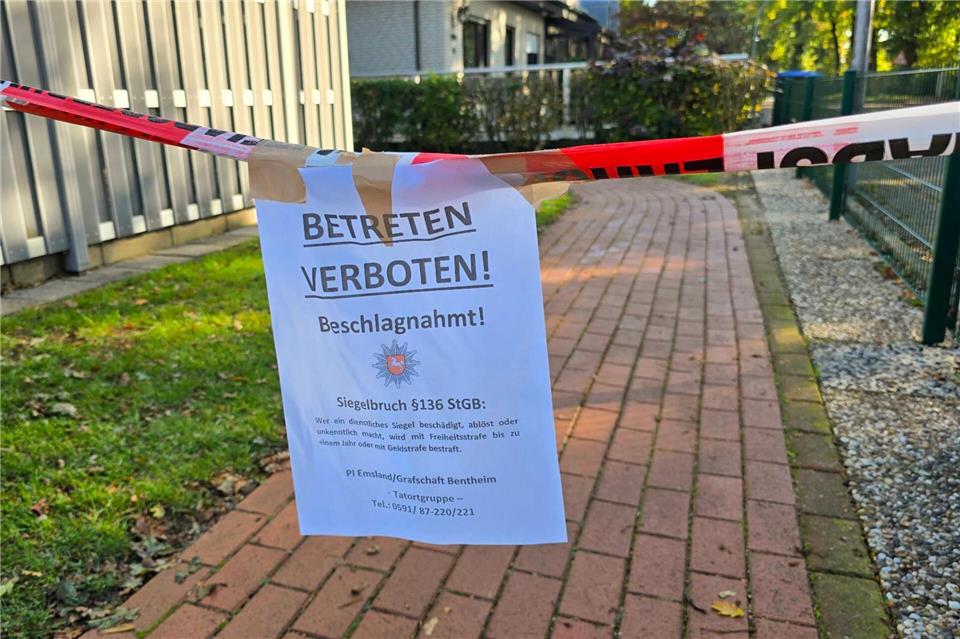 Die Polizei hat den Tatort in Dörpen weiträumig abgesperrt.Ulf Zurlutter/NWM-TV/dpa