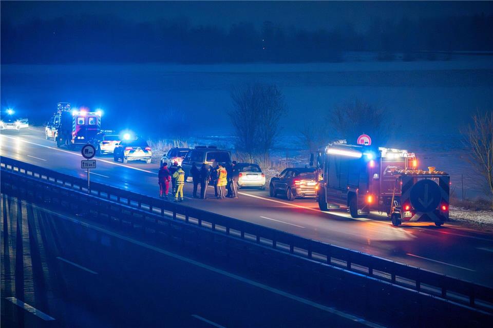 Die Polizei hat die A3 im Landkreis Regensburg in beide Richtungen gesperrt.NEWS5 / Lars Haubner/NEWS5/dpa