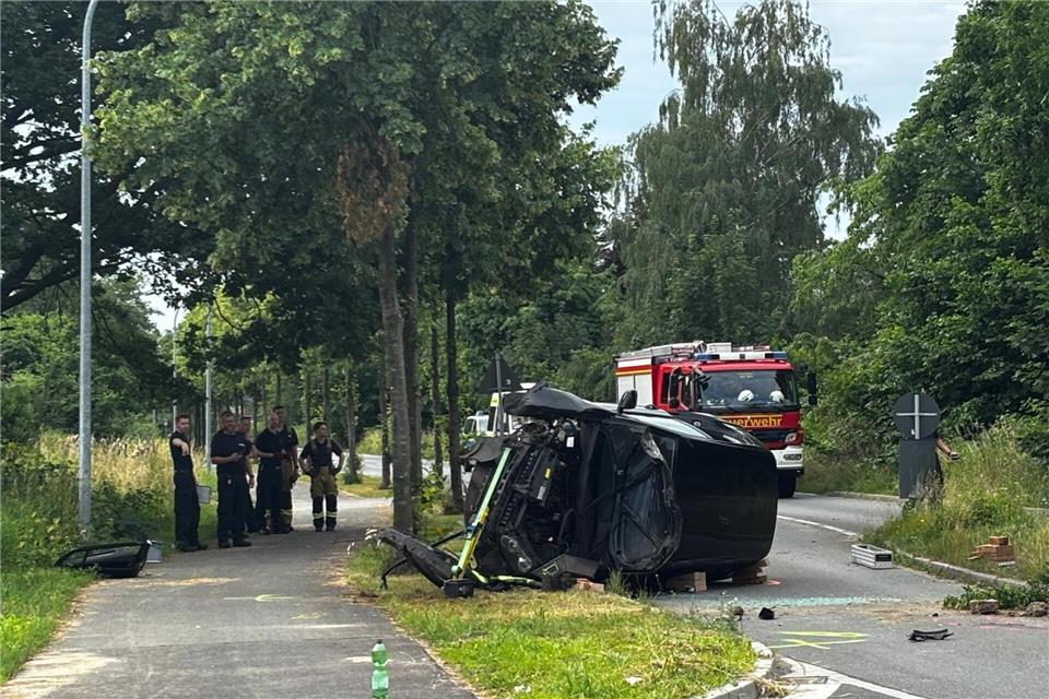 Die Polizei hat die Ahauser Straße gesperrt.