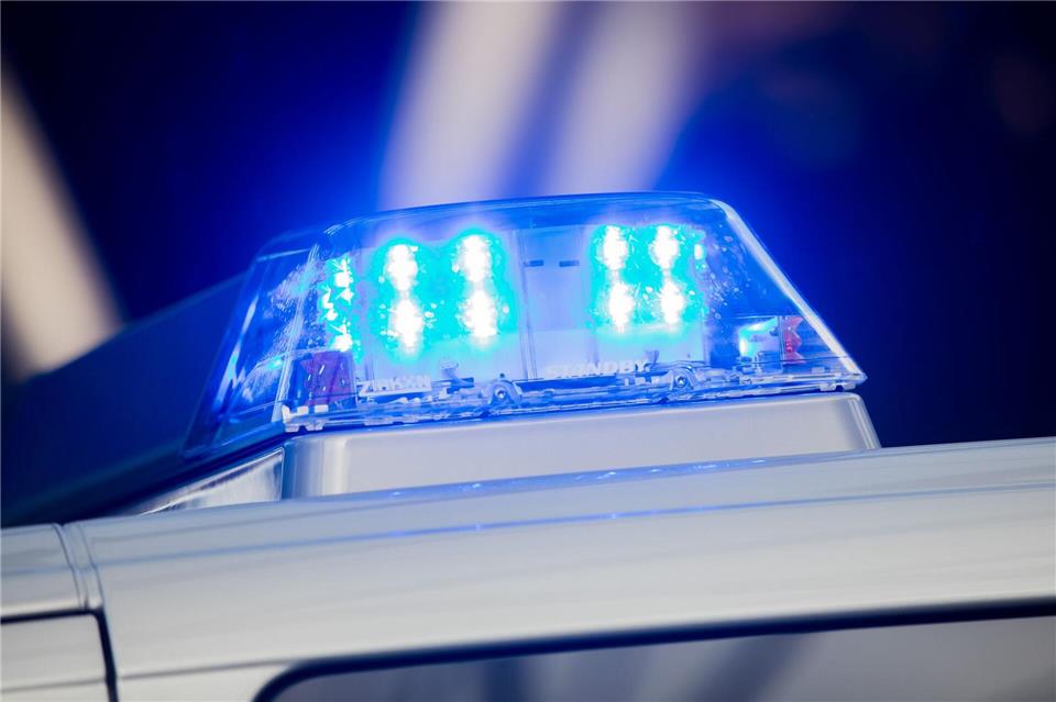 Die Polizei hat die Ermittlungen wegen des Verdachts der Brandstiftung aufgenommen. (Symbolbild)Rolf Vennenbernd/dpa