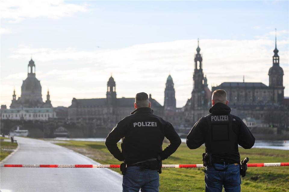 Die Polizei hat die Evakuierung in Dresden abgeschlossen. Robert Michael/dpa
