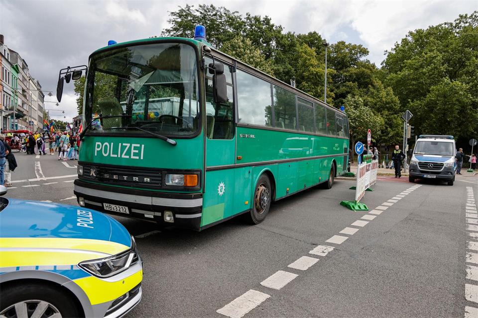 Die Polizei hat die Sicherheitslage besonders im Blick.Focke Strangmann/dpa