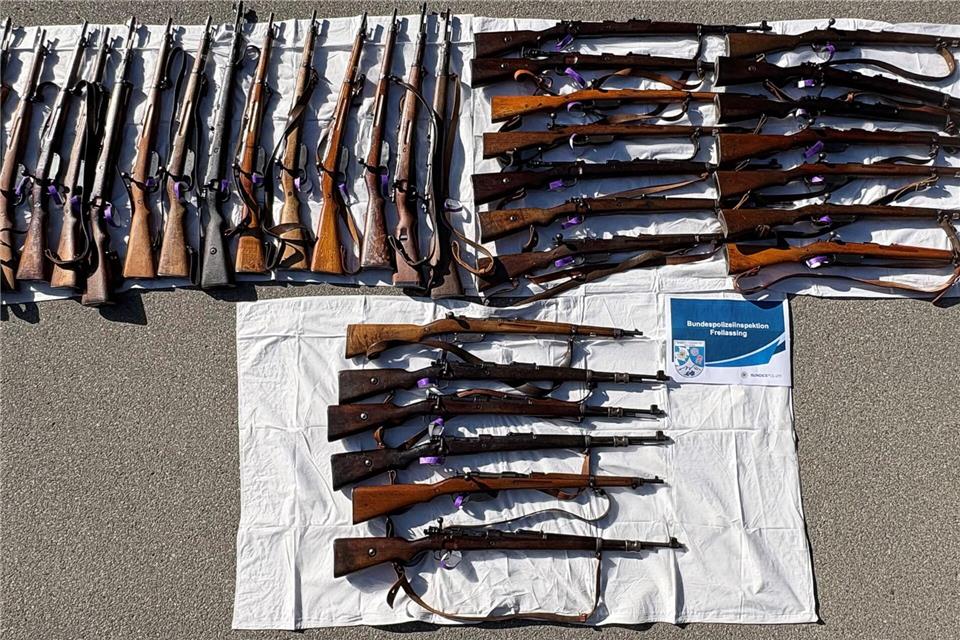 Die Polizei hat die Waffen konfisziert.-/Bundespolizeiinspektion Freilassing/dpa