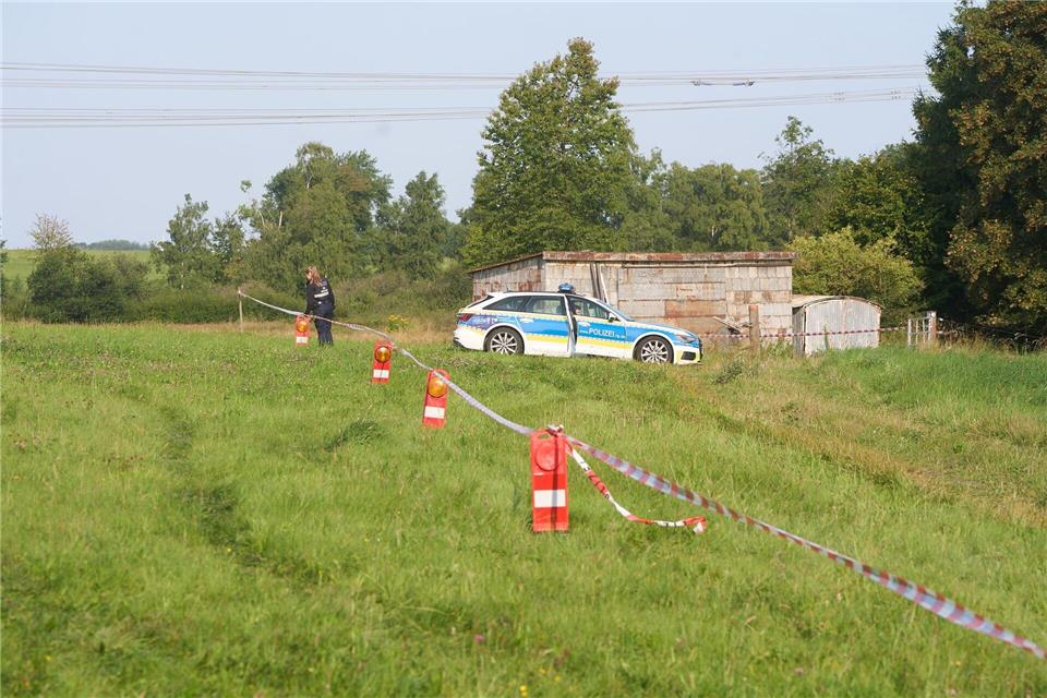 Die Polizei hat ein Gebiet nach dem Fund einer Leiche abgesperrt. Thomas Frey/dpa