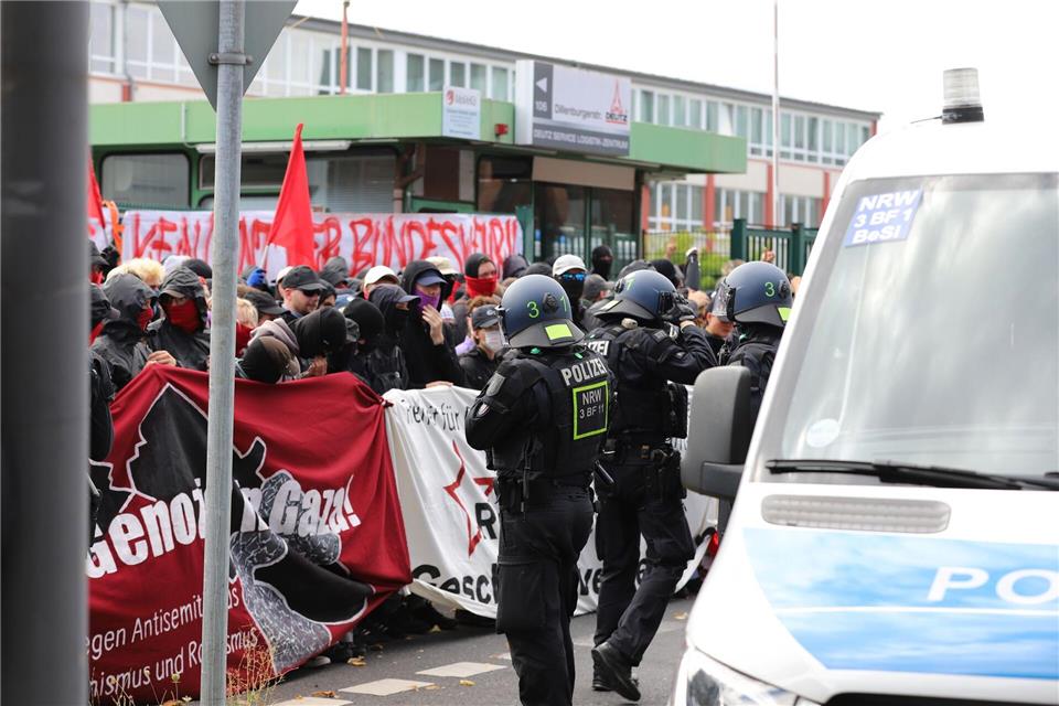 Die Polizei hat eine Blockadeaktion von Kriegsgegnern beim Motorenbauer Deutz beendet.Sascha Thelen/dpa
