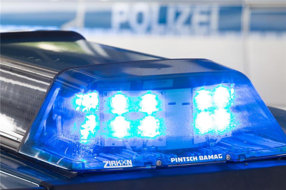Die Polizei hat einen 34-Jährigen in Gewahrsam genommen. (Symbolbild)Friso Gentsch/dpa