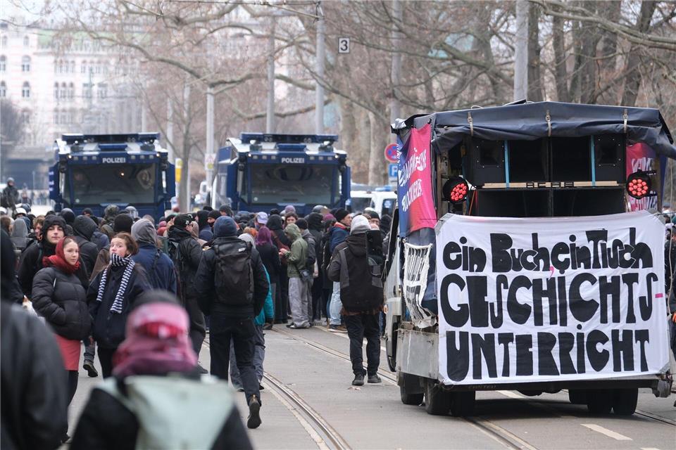 Die Polizei hat hinter den Absperrgittern an der zentralen Kundgebung von „Dresden Wi(e)dersetzen“ Wasserwerfer platziert. Sebastian Willnow/dpa