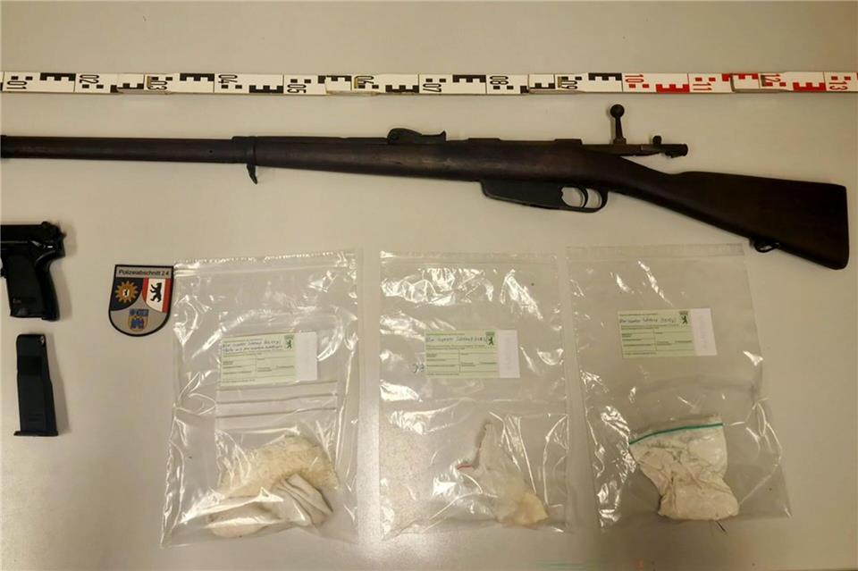 Die Polizei hat in Charlottenburg einen Mann gestoppt und Waffen sichergestellt. (Handout)-/Polizei Berlin/dpa