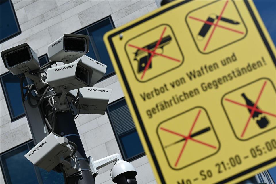 Die Polizei hat in den bestehenden Waffenverbotszonen in Hessen im vergangenen Jahr rund 750 verbotene Gegenstände eingezogen. (Archivbild)Arne Dedert/dpa