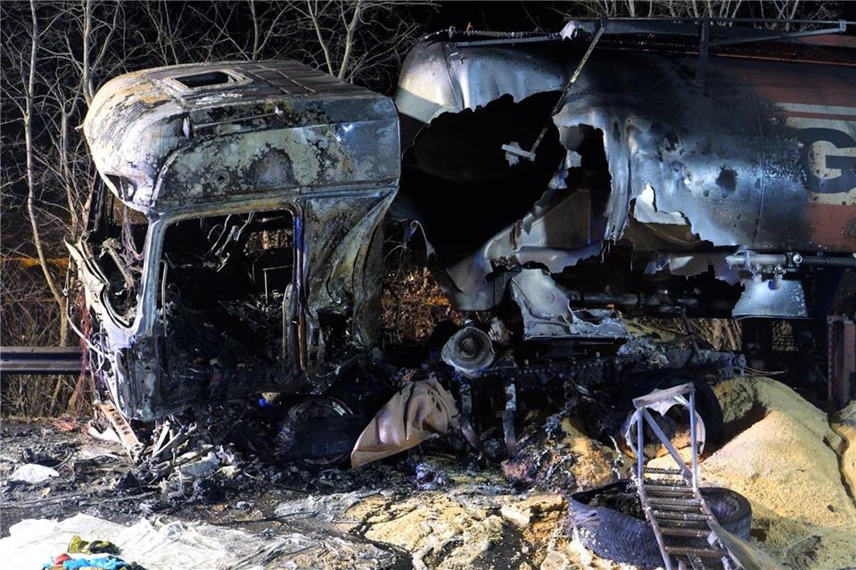 Die Polizei hat nach dem schweren Frontalcrash mit fünf Toten im Landkreis Cloppenburg die Identität der Opfer festgestellt. J�rn H�neke/dpa