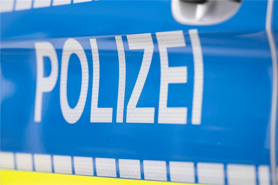 Die Polizei hat nach der körperlichen Auseinandersetzung mehrere Wohnungen durchsucht. (Symbolbild)Boris Roessler/dpa