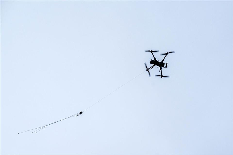 Die Polizei hat nun eine klare Rechtsgrundlage, um fremde Drohnen abzuwehren. (Symbolbild)Sina Schuldt/dpa