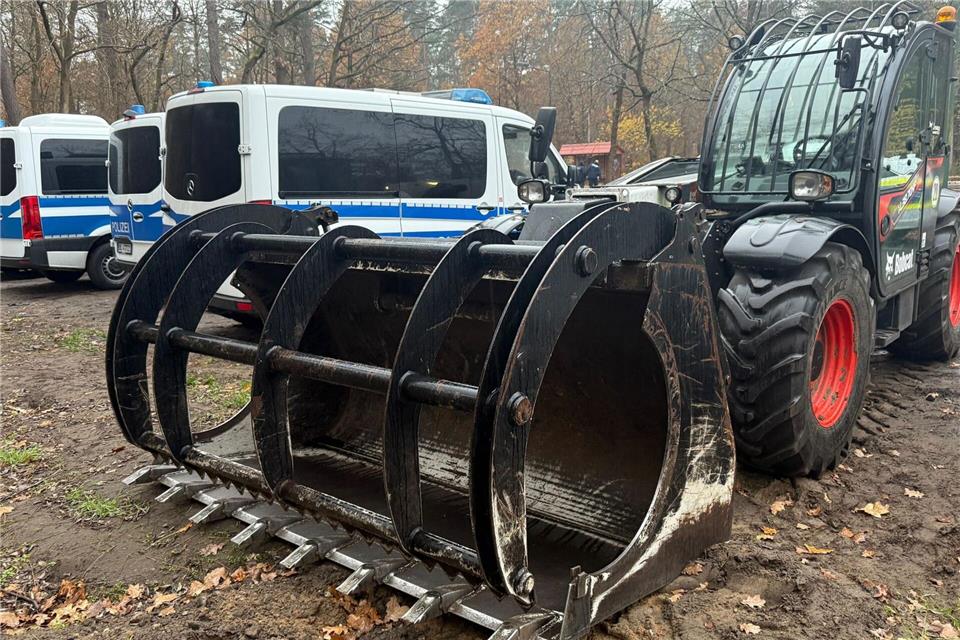 Die Polizei hat sich auf die Räumung des Protestcamps gegen Tesla in Grünheide vorbereitet und entschied am Vormittag, die Besetzung der Umweltaktivsiten im Wald aufzulösen. Lutz Deckwerth/dpa