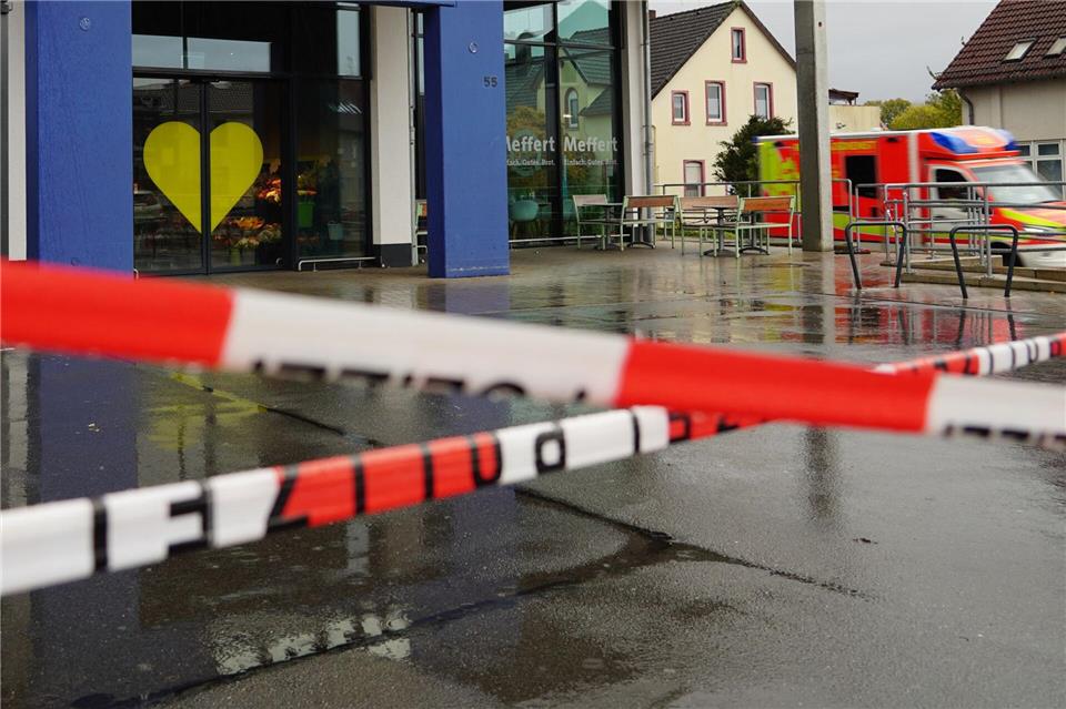 Die Polizei hat vor dem Supermarkt Absperrband angebracht, an der Seite steht ein Rettungswagen.Christian Müller/dpa