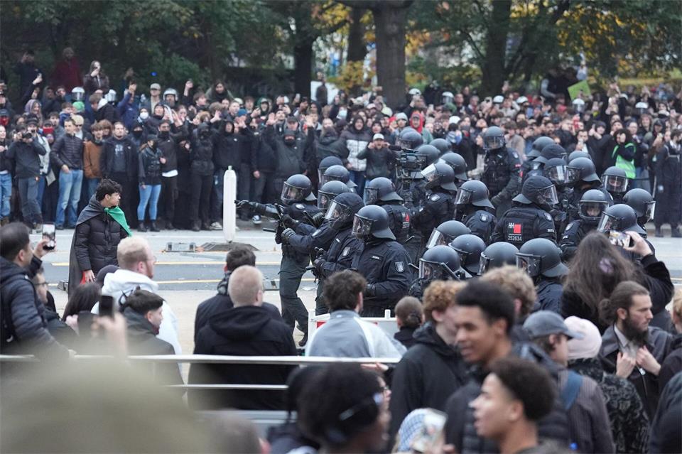 Die Polizei hatte am Steindamm alle Hände voll zu tun.Marcus Brandt/dpa