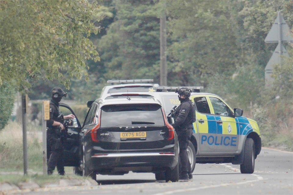 Die Polizei hatte in der Nähe des britischen Luftwaffenstützpunkts fünf Männer festgenommen. Ben Birchall/PA Wire/dpa