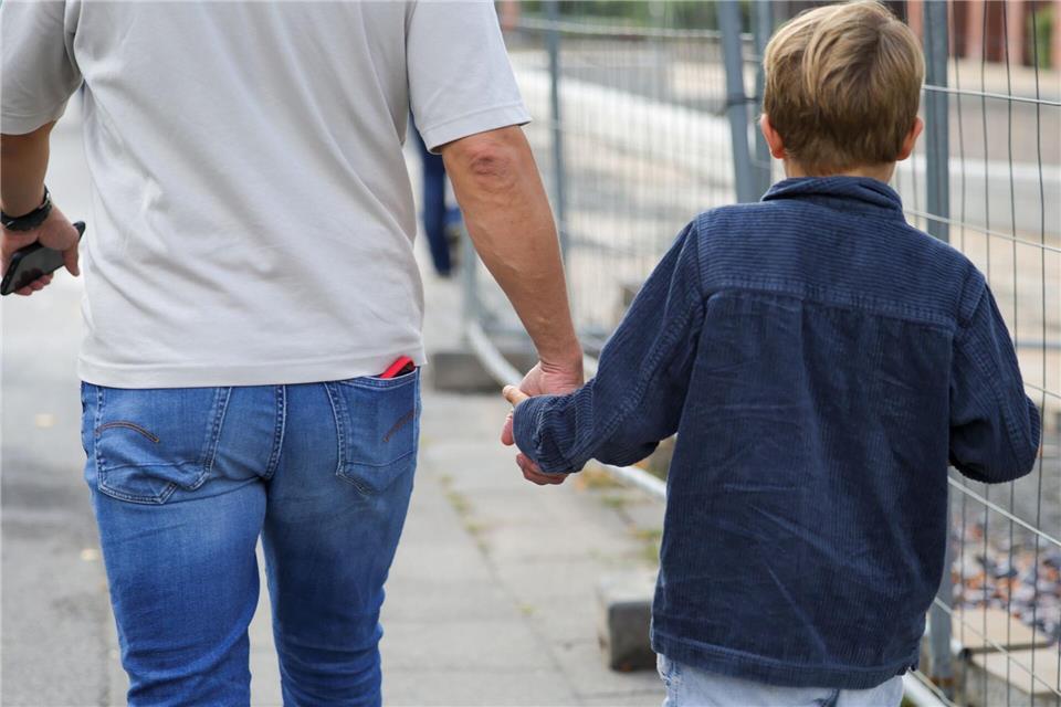Die Polizei hatte nach der Meldung auf dem Schulgelände einen „größeren Einsatz“ gestartet.Christoph Reichwein/dpa