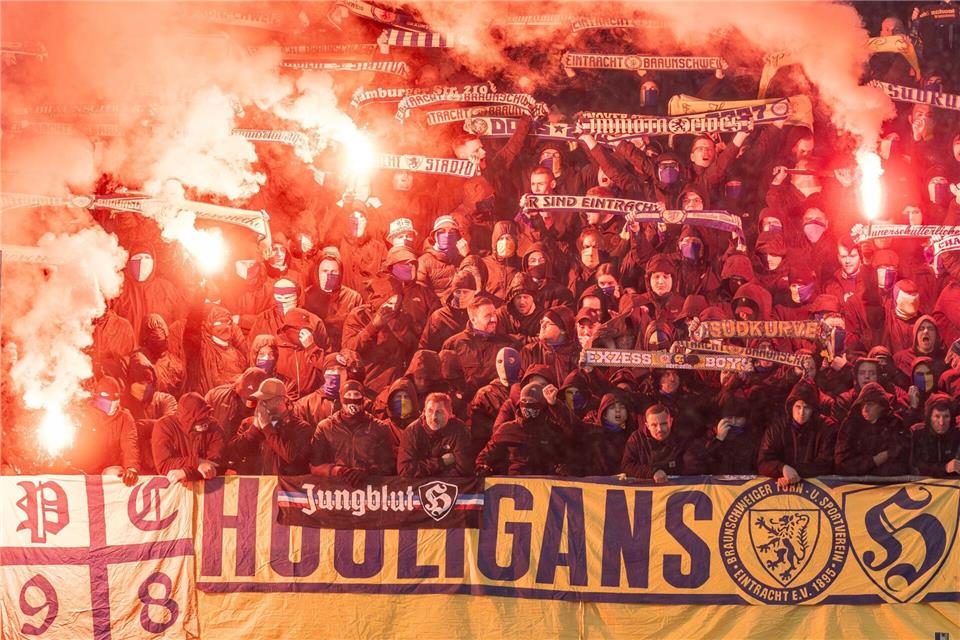 Keine personalisierten Tickets beim Niedersachsen-Derby Die Polizei hofft auf ein friedliches Derby zwischen Braunschweig und Hannover.Axel Heimken/dpa